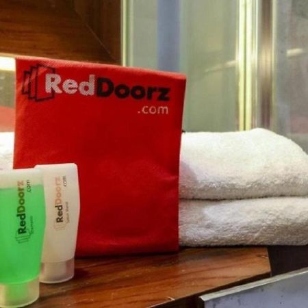 Отель Reddoorz @ Surapati Бандунг Экстерьер фото