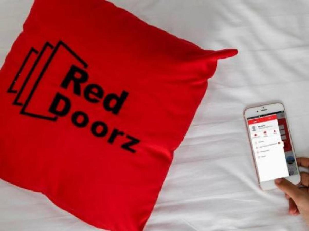 Отель Reddoorz @ Surapati Бандунг Экстерьер фото